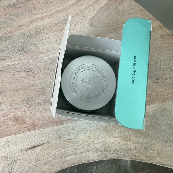 New It Cosmetics Confidence in a Gel Cream Oil-Free Moisturizer 2 US FL Oz. - Picture 8 of 11